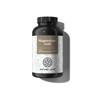 Eine schwarze Flasche Nature Love Magnesiumoxid Kapseln mit hochdosiertem Magnesium, veganer Rezeptur und 365 Kapseln - ideal als Jahresvorrat - erscheint auf hellem Hintergrund.