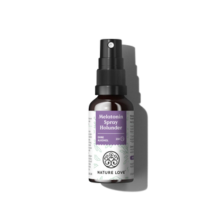 Eine Nature Love Melatonin Sprayflasche mit schwarzer Tülle und lila Etikett steht vor einem schlichten weißen Hintergrund.