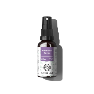 Eine Flasche Nature Love Melatonin Spray, alkohol- und zuckerfrei, mit schwarzem Pumpstutzen und lila Etikett auf weißem Hintergrund.