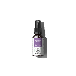 Eine kleine dunkle Sprühflasche mit der Marke „Nature Love“, der Aufschrift „Melatoninspray“ im lila-weißen Design, alkoholfrei.