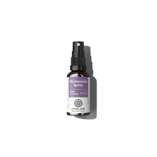 Eine Flasche „Nature Love Melatonin Spray“ mit violettem Etikett und schwarzer Sprühdüse ist mittig auf weißem Hintergrund abgebildet, wodurch die zuckerfreie und alkoholfreie Rezeptur hervorgehoben wird.