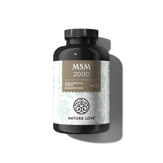 Eine schwarze Flasche MSM 2000 Tabletten von Nature Love, mit einem weiß-beigen Etikett mit botanischen Illustrationen und dem Hinweis "organisch gebundener Schwefel - OHNE UNNÖTIGE ZUSÄTZE, BESONDERS REIN".
