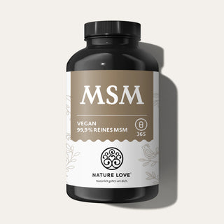 Schwarze Plastikflasche mit „Nature Love MSM Kapseln“ und einem weiß-braunen Etikett.