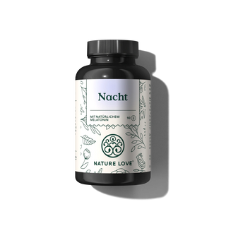 Eine schwarze "Nacht Kapseln"-Flasche von Nature Love, die 90 Kapseln mit natürlichem Melatonin enthält, wird auf einem schlichten weißen Hintergrund mit einem dezenten Schatten dargestellt.