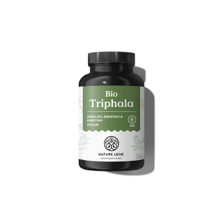 Eine schwarze Flasche „Nature Love Bio Triphala Kapseln“ mit einem grün-weißen Etikett, die 180 vegane Kapseln aus Haritaki, Amalaki und Bibhitaki enthält.