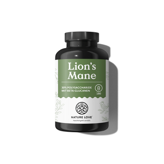 Eine schwarze Flasche „Lion’s Mane Kapseln“ von Nature Love mit 180 Hericium-Erinaceus-Kapseln (30 % Polysaccharide und Beta-Glucan) auf weißem Hintergrund.