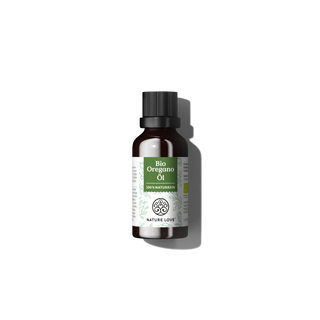 Eine braune Glasflasche mit der Aufschrift „Bio Oregano Öl Tropfen“ der Marke Nature Love und einem schwarzen Verschluss, fotografiert vor weißem Hintergrund.