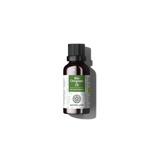 Eine braune Glasflasche mit der Aufschrift „Bio Oregano Öl Tropfen“ der Marke Nature Love und einem schwarzen Verschluss, fotografiert vor weißem Hintergrund.