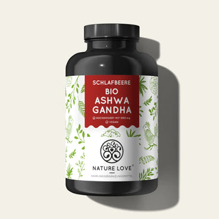 Eine Flasche Nature Love Bio Ashwagandha-Kapseln als Nahrungsergänzung mit grünem und rotem Etikett auf weißem Hintergrund.