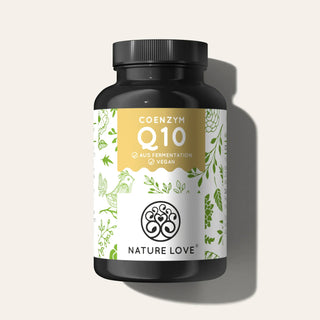 Eine schwarze Flasche des Nahrungsergänzungsmittels Nature Love Coenzym Q10 Kapseln mit einem weiß-grünen Etikett vor einem hellgrauen Hintergrund, das auf die vegane Herkunft durch Fermentation hinweist.