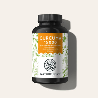 Eine Flasche Nature Love Curcuma Extrakt Kapseln mit schwarzem Pfefferextrakt, enthält Piperin, ist als vegan und biologisch gekennzeichnet und steht auf einem schlichten weißen Hintergrund.