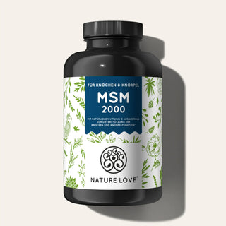 Eine Flasche des Nahrungsergänzungsmittels Nature Love MSM Tabletten, angereichert mit Vitamin C und auf einem Etikett detailliert auf seine Vorteile für Knochen und Knorpel hingewiesen, vor grauem Hintergrund.
