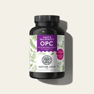 Eine schwarze Flasche mit der Aufschrift „Nature Love“ enthält OPC Traubenkernextrakt Kapseln mit natürlichem Vitamin C und OPC. Das Etikett ist grün-weiß gestaltet und mit einem deutschen Text versehen.