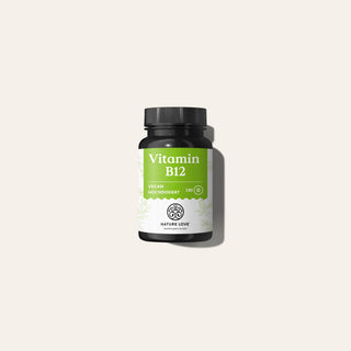 Eine kleine schwarze Plastikflasche mit „Nature Love Vitamin B12 Tabletten“ mit einem grün-weißen Etikett, die einen Vorrat der bioaktiven B12-Form für 6 Monate enthält.