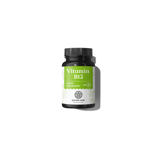 Eine schwarze Plastikflasche mit der Aufschrift „Vitamin B12 Tabletten“ von Nature Love, grün-weißes Etikett, 6-Monatsvorrat, auf weißem Hintergrund.