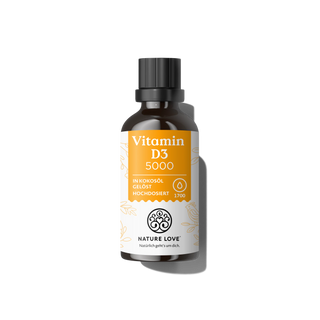 Nature Love Vitamin D3 5000 Tropfen in einer braunen Flasche mit schwarzem Verschluss, orange-weißem deutschem Etikett, hochdosiertes Vitamin D3, auf schlichtem weißem Hintergrund.