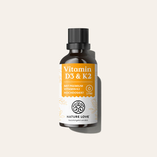 Braune Tropfflasche aus Braunglas mit „Nature Love Vitamin D3 & K2 Tropfen“, die sich durch eine hochdosierte Rezeptur mit hochwertigem Vitamin K2 auszeichnet.