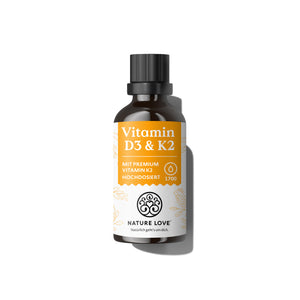 Eine braune Glasflasche mit „Vitamin D3 & K2 Tropfen“ von Nature Love mit MCT-Öl, schwarzem Verschluss, weiß-gelbem Etikett und der Angabe „1700“ auf weißem Hintergrund.