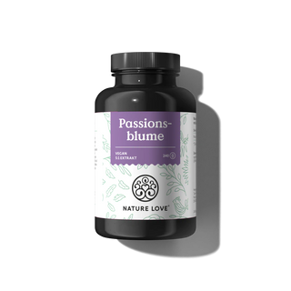 Eine schwarze Flasche von Nature Love Passionsblume Kapseln hat ein lila-weißes Etikett, einen schwarzen Schraubverschluss und enthält hochdosierten Passionsblumenextrakt.
