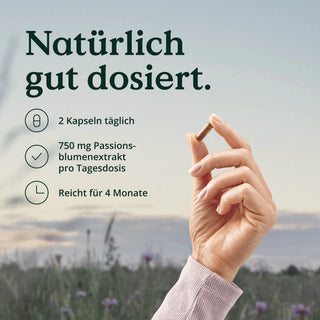 Eine Frau hält eine Tafel mit der Aufschrift „Nature Love Passionsblume Extrakt Kapseln“.