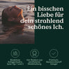 Frau entspannt sich im Wasser mit deutschem Text, der Hautpflege und Wohlbefinden mit Nature Love Premium Collagenpulver fördert.