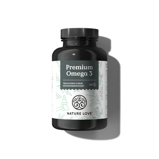 Eine schwarze Flasche Nature Love Premium Omega 3 Kapseln mit botanischem Etikett und der Aufschrift Omega 3 aus Fischöl aus nachhaltigem Fischfang wird vor einem schlichten Hintergrund präsentiert.