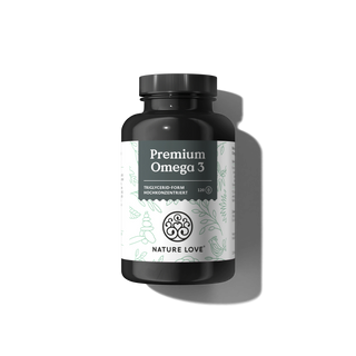 Eine Flasche „Premium Omega 3 Kapseln“ von Nature Love, reich an essenziellen Fettsäuren, verfügt über einen schwarzen Verschluss und ein minimalistisches Etikettendesign auf schwarzem Hintergrund, was ihr Engagement für nachhaltigen Fischfang widerspiegelt.