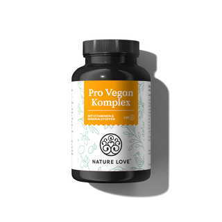 Eine schwarze Plastikflasche von Nature Love mit der Aufschrift "Pro Vegan Komplex Kapseln", die 120 Kapseln mit wichtigen Vitaminen und Mineralien enthält. Das orange-weiße Etikett zeigt dekorative Muster.