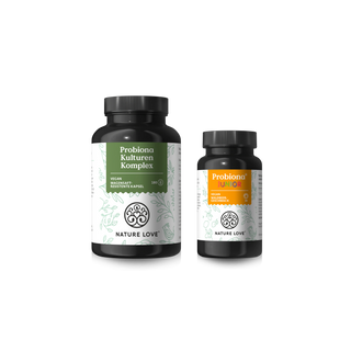 Das Nature Love Probiona - Family-Set enthält zwei Flaschen: eine grüne mit der Aufschrift "Probiona Kulturen Komplex" und eine kleinere, orangefarbene mit der Aufschrift "Probiona Junior".