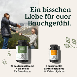 Eine Frau und ein Kind geben sich in den Bergen ein High-Five und zeigen zwei Nature Love Probiona - Family-Set Flaschen (für Erwachsene und Kinder) mit einem deutschen Text, der die Darmgesundheit fördert.