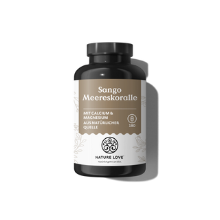 Eine schwarze Flasche der Marke Nature Love mit der Aufschrift „Sango Meereskoralle Kapseln“ enthält 180 Kapseln mit natürlichem Kalzium und Magnesium und ist vor einem weißen Hintergrund abgebildet.