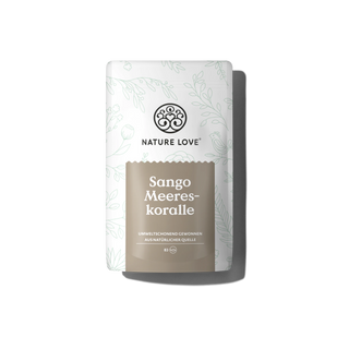 Eine weiß-beige Nature Love-Verpackung mit der Aufschrift "Sango Meereskoralle Pulver" mit floralem Muster und kreisförmigem Logo hebt natürliches Calcium aus Okinawa auf einem schlichten hellen Hintergrund hervor.