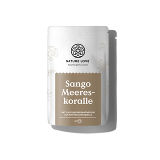 Vorderansicht eines weißen Beutels mit „Nature Love Sango Meereskoralle Pulver“ aus Okinawa, reich an Kalzium und Magnesium, mit beigem Etikett, vor einem schlichten, hellen Hintergrund.