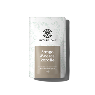 Eine weiß-beigefarbene Nature Love-Verpackung mit der Aufschrift "Sango Meereskoralle Pulver" zeigt botanische Strichzeichnungen und deutschen Text, der Kalzium und Magnesium aus Okinawa hervorhebt, fotografiert vor einem hellen Hintergrund.