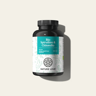 Eine Dose Bio Spirulina & Chlorella Tabletten von Nature Love auf weißem Hintergrund.