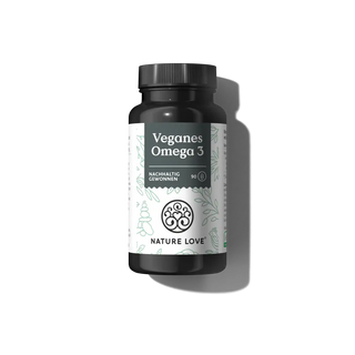 Eine schwarze Flasche mit der Aufschrift "Veganes Omega 3 Kapseln" von Nature Love, mit weißen und grünen Akzenten, hebt veganes Omega-3 aus Algenöl hervor. Der Schatten des Produkts fällt nach rechts.