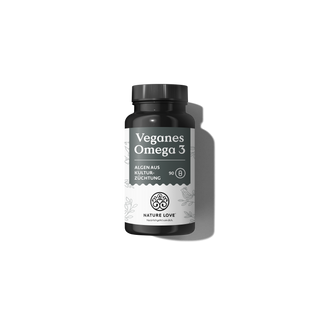 Eine schwarze Flasche „Veganes Omega-3-Kapseln“ von Nature Love mit 90 Kapseln steht vor einem weißen Hintergrund und wirft nach rechts einen Schatten.