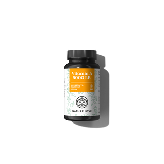 Eine Flasche Vitamin-A-Tabletten von Nature Love mit orangefarbenem Etikett und schwarzem Deckel vor schwarzem Hintergrund.
