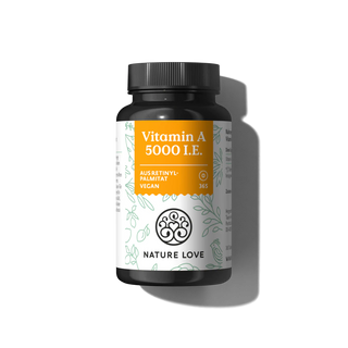 Eine schwarze Kunststoffflasche mit der Aufschrift "Vitamin A 5000 I.E. Tabletten" von Nature Love, mit orange-weißem Etikett und schwarzem Schraubverschluss, enthält hochdosiertes veganes Retinylpalmitat Vitamin A und ist vor einem weißen Hintergrund abgebildet.