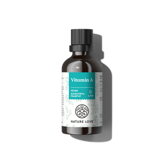 Eine braune Glasflasche mit schwarzem Verschluss und der Aufschrift "Vitamin A Tropfen" von Nature Love, die veganes Vitamin A als Retinylpalmitat zur Unterstützung der Sehkraft enthält, ist vor einem weißen Hintergrund abgebildet.