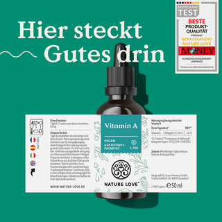 Eine Flasche Vitamin A Tropfen von Nature Love mit Etikett auf grünem Hintergrund.