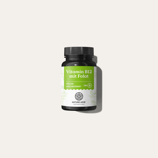 Kleine schwarze Flasche „Nature Love Vitamin B12 mit Folsäure“-Tabletten mit einem grün-weißen Etikett.