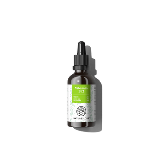 Eine Tropfflasche aus braunem Glas mit der Aufschrift "Vitamin B12 Tropfen" von Nature Love, die Methylcobalamin und Adenosylcobalamin enthält, steht aufrecht auf einem weißen Hintergrund mit dem Schatten nach rechts.