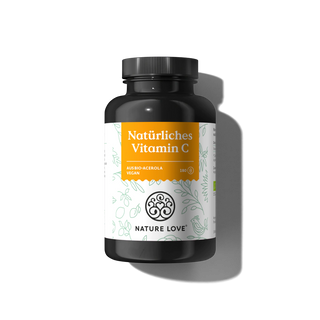Eine schwarze Flasche mit der Aufschrift "Natürliches Vitamin C Kapseln" von Nature Love, mit orangefarbenen und weißen Akzenten, ruht auf einem hellen Hintergrund - ideal zur Unterstützung des Immunsystems mit Bio Acerola Extrakt und einfachen Illustrationsdetails.