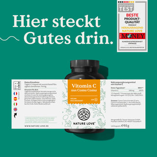 Eine Flasche Nature Love Vitamin C aus Camu Camu-Extrakt Kapseln auf grünem Hintergrund.