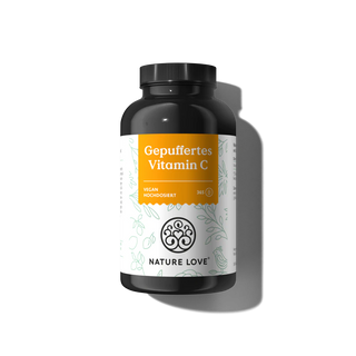 Eine schwarze Flasche Nature Love Gepuffertes Vitamin C Kapseln mit einem weiß-gelben Etikett mit botanischen Illustrationen, die hochdosiertes Calciumascorbat für das Immunsystem enthält, fotografiert auf weißem Hintergrund.