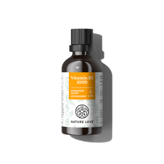 Eine braune Glasflasche mit schwarzem Verschluss mit der Aufschrift "Vitamin D3 1000 Tropfen" von Nature Love (50 ml hochdosiert), dargestellt auf weißem Hintergrund mit leichtem Schatten - ideal zur Unterstützung des Immunsystems.