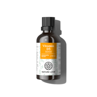Eine braune Glasflasche mit der Aufschrift "Vitamin D3 5000 Tropfen" von Nature Love mit schwarzem Verschluss, abgebildet vor einem schlichten weißen Hintergrund - hochdosiert und gelöst in hochwertigem MCT-Öl.