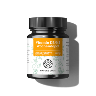 Eine Flasche Nature Love Vitamin D3/K2 Wochendepot Tabletten mit orange-weißem Etikett und schwarzer Verschlusskappe enthält 180 Tabletten und bietet eine wirksame wöchentliche Unterstützung für Ihren Bedarf an Vitamin D3 und K2.