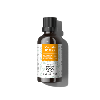 Eine Flasche Nature Love Vitamin D3 & K2 Tropfen mit schwarzer Kappe, weißem Etikett und orangefarbenen Akzenten ist auf einem weißen Hintergrund mit einem weichen Schatten fotografiert.